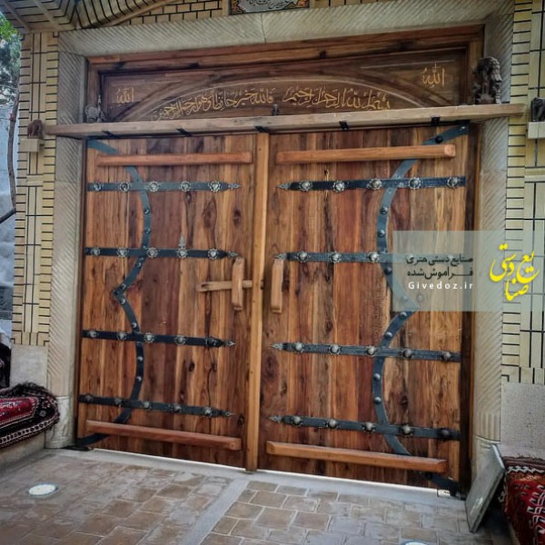 در قدیمی چوبی کلون دار