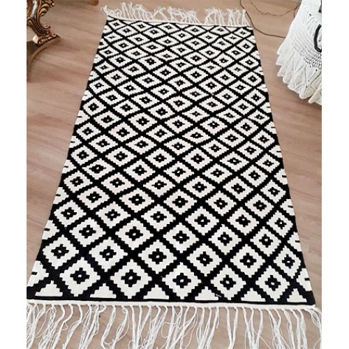 گلیم دستباف طرح لوزی سیاه