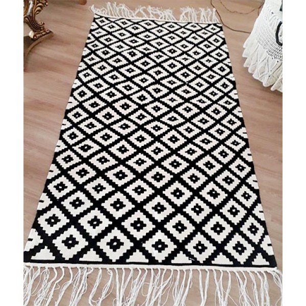 گلیم دستباف طرح لوزی سیاه