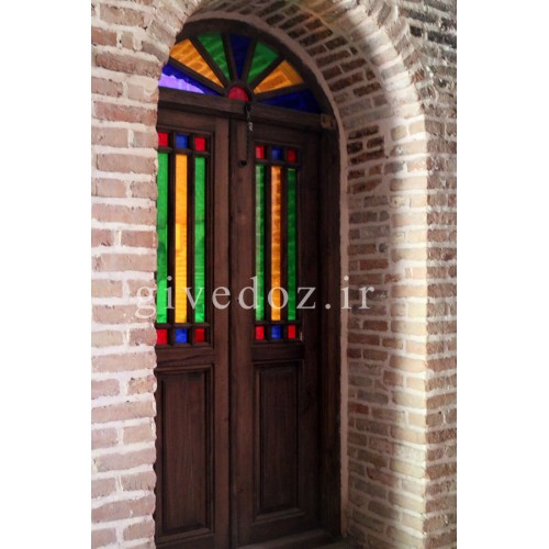 پنجره قدیمی شیشه رنگی